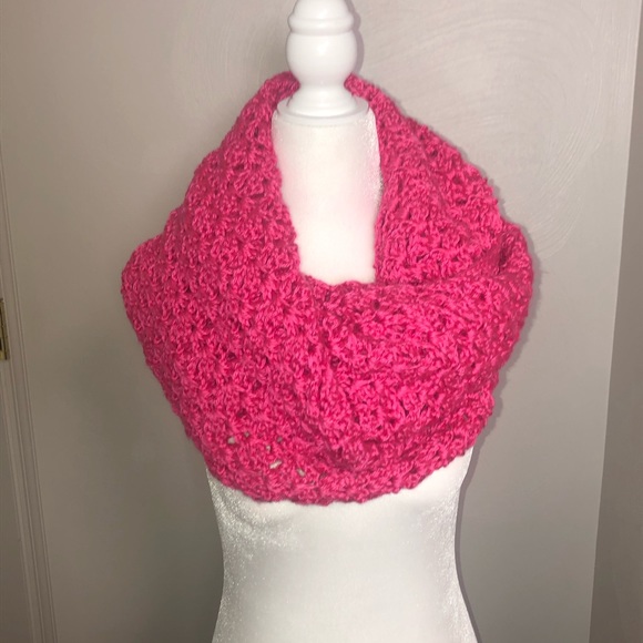 NEW Hand stitched woman’s pink infinity scarf - Picture 3 of 6
